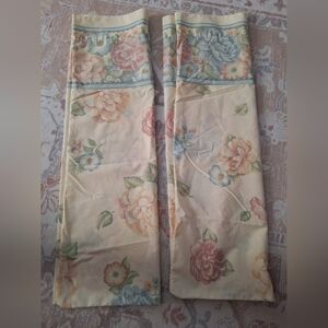 The Bibb Company Vintage Floral Patterned Pair Of Pillow Cases